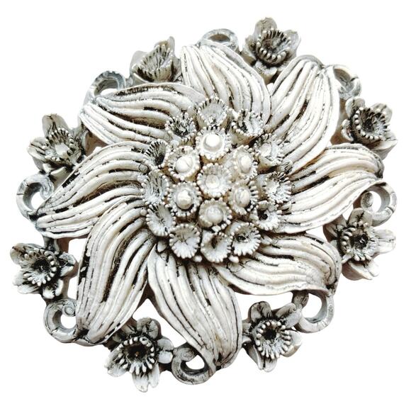 1950s Featherweights White Molded Vintage Plastic Domed Floral Brooch Pin - Picture 1 of 9
